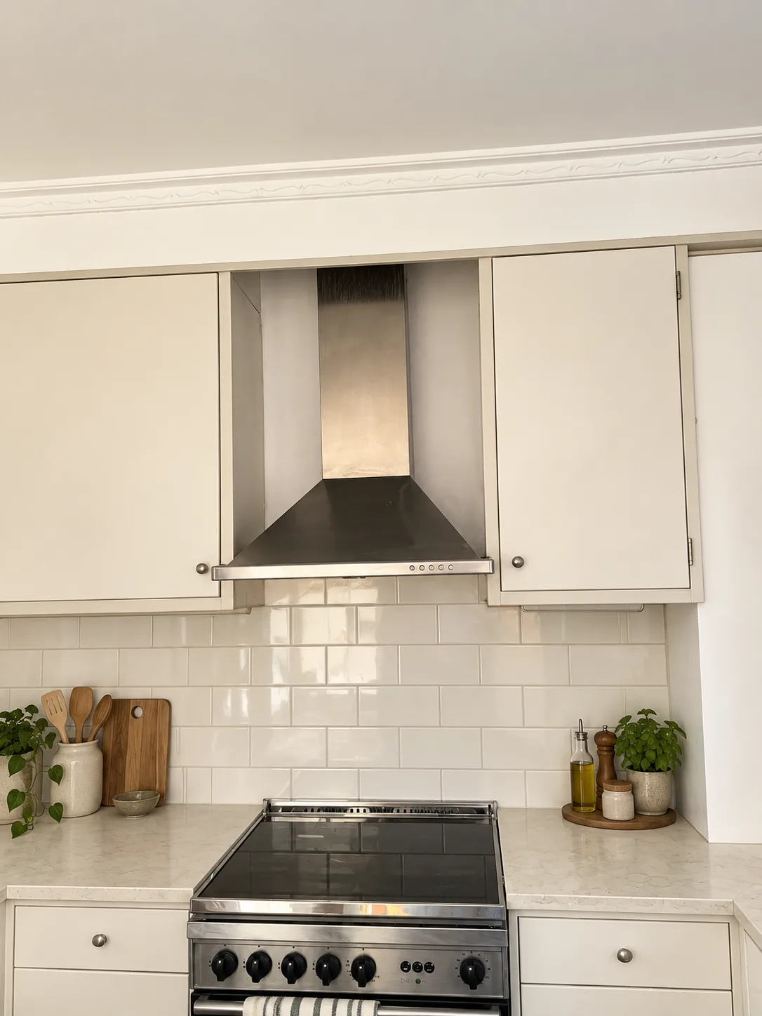 Light cabinet and tile design reference based on the existing kitchen photo